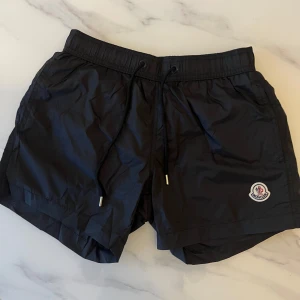 Moncler Badshorts - , De är helt nya och oanvända och taggen är fortfarande kvar. OBS det är badbyxor inte vanliga shorts men det funkar att användas som vanliga shorts 