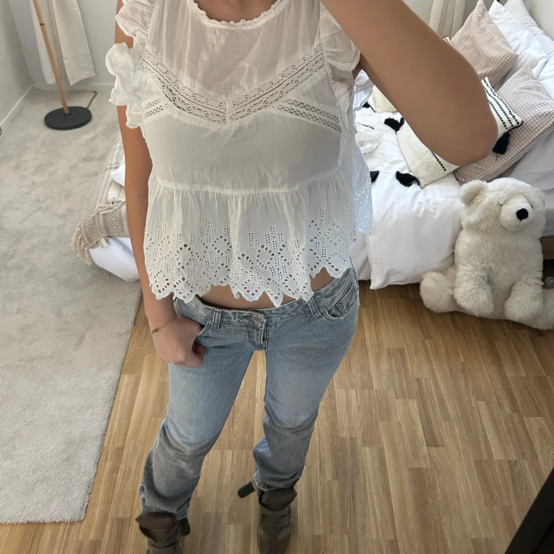 Vit blus med spetsdetaljer