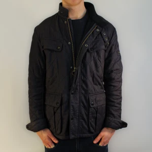 Quiltad Barbourjacka - Säljer denna sköna quiltade jacka från Barbour! Cond 8/10. Storlek M. Modellen är 177cm och väger 66kg!