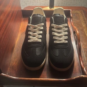 Maison Margiela - Jag säljer ett par margielas gats i färgen svart, som tyvärr inte passade mig. De är helt nya och har bara provats inomhus, så de är i perfekt skick.   Jag har redan sänkt priset rejält från butikspriset, men kan gå ner ytterligare vid snabb affär!