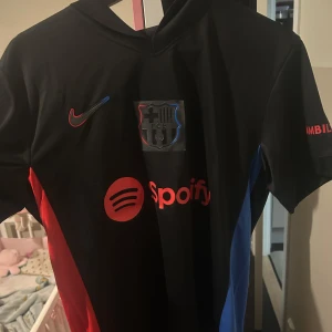 Barcelona tröja - Strl s, med tagg kvar!