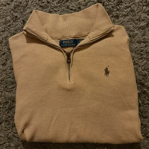 Ralph lauren halvzip - Äkta Ralph lauren tröja, köpt i USA. Inte använd så mycket, alltså är den som ny. Storlek: S. Skriv gärna vid frågor💯.  (Pris kan sänkas vid snabb affär🤝🏼)