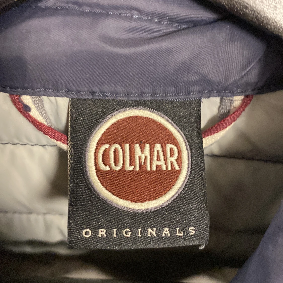Mörkblå pufferjacka från Colmar - 2