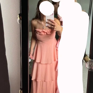 Balklänning rosa - Säljer en rosa/korall balklänning som är använd endast en gång. Den har lite defekter där back (se bild 4) men inget som syns jättemycket. Den är från Lulus och kostade 1600 som ny. 