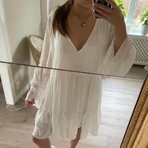 Studentklänning - Vit - Säljer min studentklänning med volangdetaljer och v-ringning. Klänningen har långa ärmar och en luftig passform. Den är både snygg och bekväm, passar även till midsommar!🌸 Använd en gång! STORLEK - XL/XXL PRIS går att diskutera! Skriv om du har frågor 🫶🤍