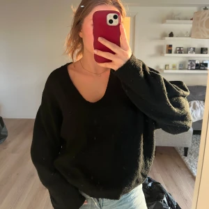 Svart stickad tröja  - Jätteskön svart stickad från Hm strl Xs, v-ringad🖤 lite nopprig 