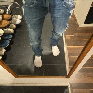 Replay jeans - Feta jeans me najs slitningar. 30w men mer som 31w och 34L.
