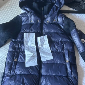Moncler cardigan  - Säljer denna äkta Moncler cardigan. Köpt på Moncler outlet. Storlek M. KVITTO INGÅR VID KÖP.  Säljer på grund av jag ska flytta hemifrån. Vid fler bilder mm kom pm