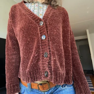 Röd stickad kofta secondhand - Mysig röd stickad kofta med knappar. Köpt secondhand. Material okänt