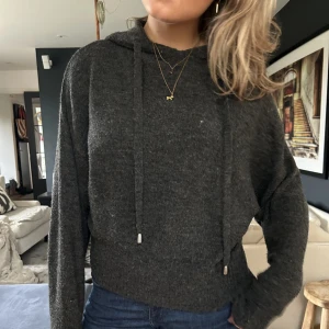 Stickad hoodie  - As snygg grå stickad hoodie som är hur skön som helst och passar till mycket😫😍❤️‍🔥