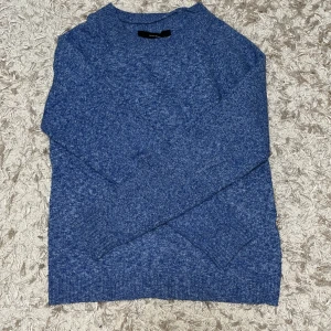 Doffy tröja XS - Använder knappt, den ser väldigt blå ut men den är ljusare i verkligheten 😊