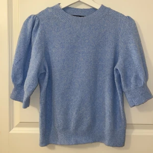 Blå stickad tröja från Vero Moda - Säljer en tröja med trekvartsärmar från Vero Moda. Nästan aldrig använd(nypris 240kr)