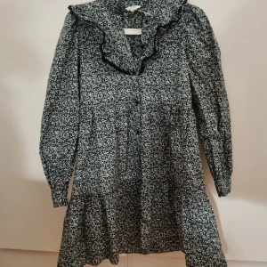 Klänning - Säljer denna klänning från Lindex (Holly & White) i fint skick! Använt några få gånger. Storlek XS