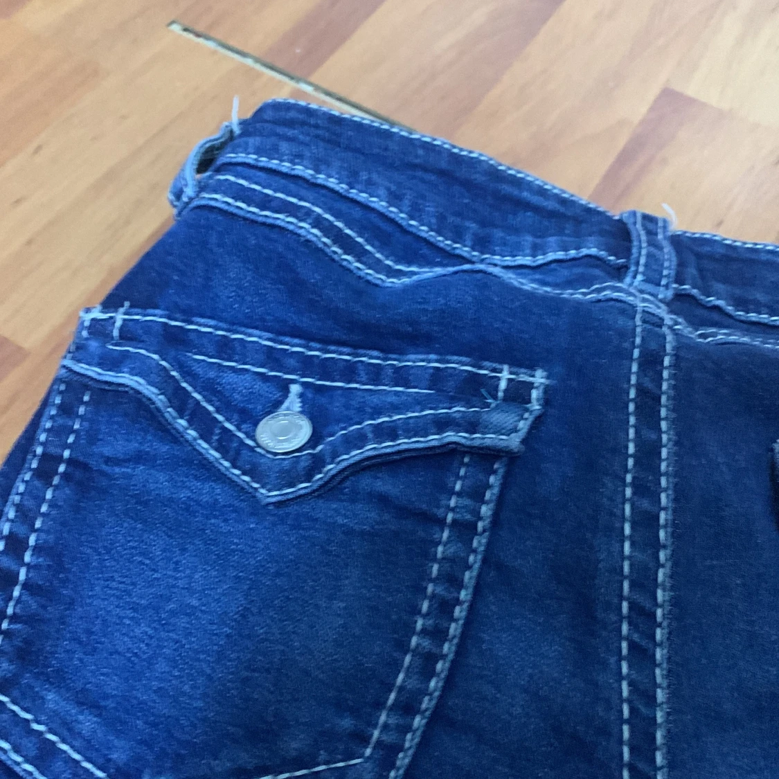 Mörkblå jeansbyxor med kontrastsömmar - 1