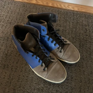 Blå och grå sneakers från Lanvin - Säljer ett par snygga sneakers från Lanvin i blått och grått. Gott skick. Storlek 7 men passar som 42 till 42,5