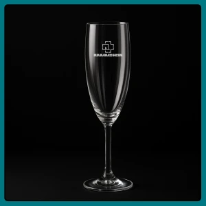 Champagneglas- Rammstein - Nytt och oanvänt! Går köpa flera om så önskas. Perfekt present eller ett elegant glas att ha på själv.  Graverad detalj – Gravyr enligt bild med en unik touch. Specifikationer: Antal: 1st Höjd: 21 cm Volym: 21 cl Material: Glas Gravyr: Enligt angivet motiv Leverans 1 - 4 arbetsdagar