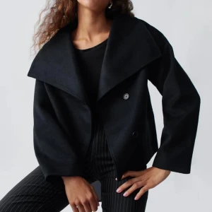 Kappa  - Säljer denna super fina kappan från Ginatricot. Den är helt oanvänd med lappen kvar💗skriv för egna bilder😊