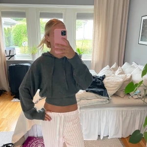 Mörkgrå croppad hoodie - Säljer denna croppade hoodie. Helt i nyskick och perfekt en sommarkväll.