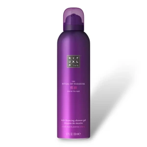 Ny! The Ritual of Yozakura rich foaming shower gel - Ny! En lyxig duschgel i mousseform från Rituals, The Ritual of Yozakura. Kommer i en snygg lila metallisk flaska på 200 ml. Doft av svart ris och yoshino-körsbär. Perfekt för dig som vill ha en väldoftande och skummande duschupplevelse.