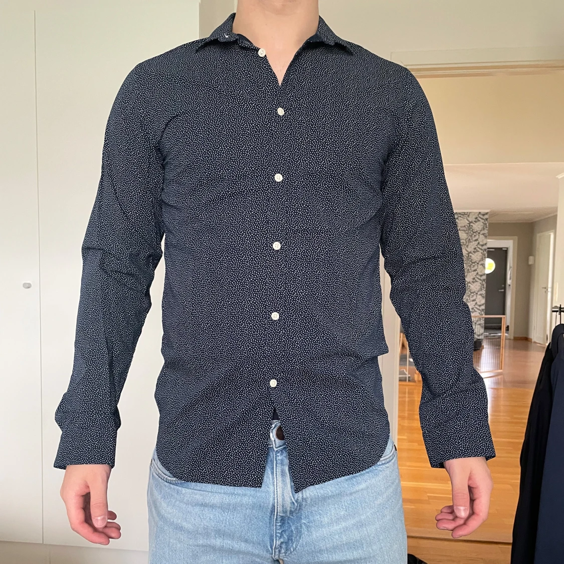 Mörkblå mönstrad skjorta