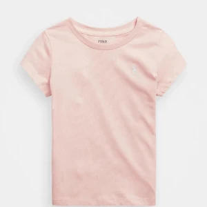 Ralph Lauren T-shirt  - Säljer en ljusrosa t-shirt från Polo Ralph Lauren med klassisk rund halsringning och liten broderad logga på bröstet. T-shirten har korta ärmar och är tillverkad i mjuk bomull. Perfekt basic-plagg till garderoben! Den är aldrig använd ❣️Den är i storlek 155-159cm men passar mig som har xs. Tryck gärna på ”köp nu”❣️