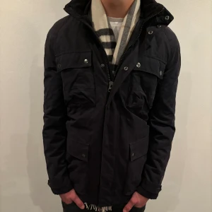 Field jacka  - Hej! Säljer nu en sjukt snygg Field jacka som är Perekt till våren  Storlek L fits M Skick 8/10  Säljs för 399 kr