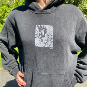 Lewis Stone hoodie från Eytys - Säljer en ”Lewis Stone black” hoodie från Eytys med ett grafiskt tryck framtill. Den har en rymlig huva och ficka. Den på bilden är 174cm lång och hoodies är i Medium storlek och passar unisex!