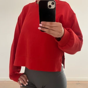 Röd tjocktröja från Carin Wester! - Säljer en röd croppad sweatshirt från C.W. i storlek XXS. Tröjan har rund halsringning, långa ärmar och broderad logga i nacken. Perfekt för en avslappnad och trendig stil. Extremt skönt material men då den inte är min färg så har jag knappt andvänt den 2 gånger 