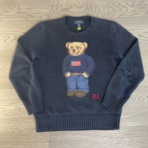 Ralph lauren tröja  - Säljer en stickad ralph lauren tröja i storleken 14-16 år (XS). Skicket är perfekt med inga hål eller stor tecken på andvänding. Om Skulle du ha några frågor om mått/hur dom sitter eller några andra funderingar så är det bara och att kontakta 
