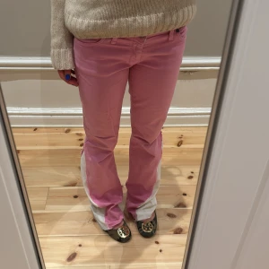 Rosa jeans - Midjemått rakt över: 37cm💘