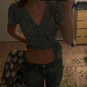 Gröntopp med knytning.  - Säljer denna  supersöta grön toppen. 