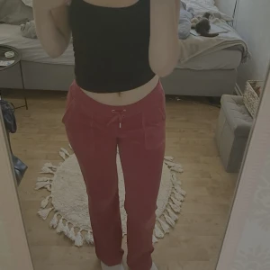 Juicy Couture - Säljer ett par jättefina mörkrosa juicy couture mjukisbyxor i storlek XS 🩵Priset kan diskuteras✨
