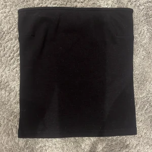 Svart tubtopp - Säljer en enkel svart tubtopp i stretchigt material❤️
