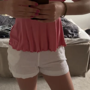 Vita shorts från H&M med resår - Säljer dessa fina, sköna och super somriga linneshortsen som är slutsålda ifrån H&M i storlek Xs då dom inte kommit till användning! Ganska tunnt tyg så det är perfekt till varma sommardagar! 