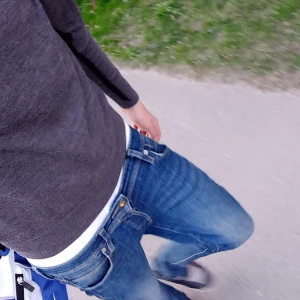 Mörkgrå merinoull tröja från uniqlo - Säljer en stilren mörkgrå merinoull tröja från uniqlo med rund halsringning och långa ärmar. Den är använd ca 5 gånger och känns som nyskick! Tröjan har en slim passform och är perfekt för lager-på-lager. Passar både till jeans, chinos, och shorts.