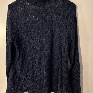 Topp fr Soulmate stl L - Helt ny topp fr Soulmate. Storlek L. Skön och stretchig. Fodrad. Dragkedja bak. Fin blå färg. Ordpris 599kr.