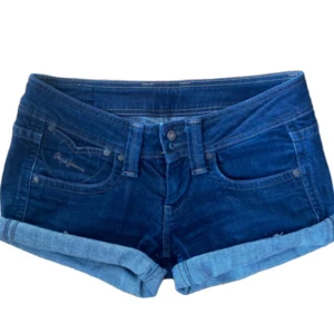 Mörkblå jeansshorts från Pepe Jeans - Lågmidjade jeansshorts från pepe jeans, dem är uppvikta och snygga fickor, passar xs/s                Använda ett fåtal gånger 