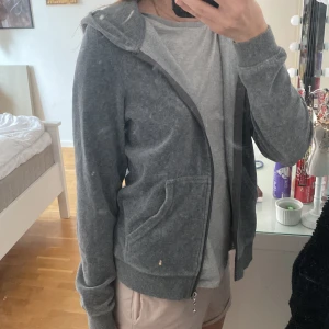 Grå zip up hoodie💕 - Grå zip up hoodie i bra skick! Storlek S men passar XS lika bra💕kan ändra mig om priset.