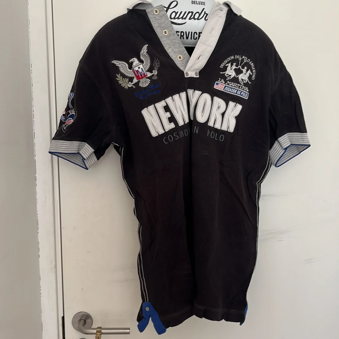 Svart pikétröja med New York-tryck och broderier