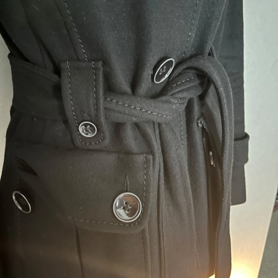 Svart kappa med bälte och stora knappar - 3