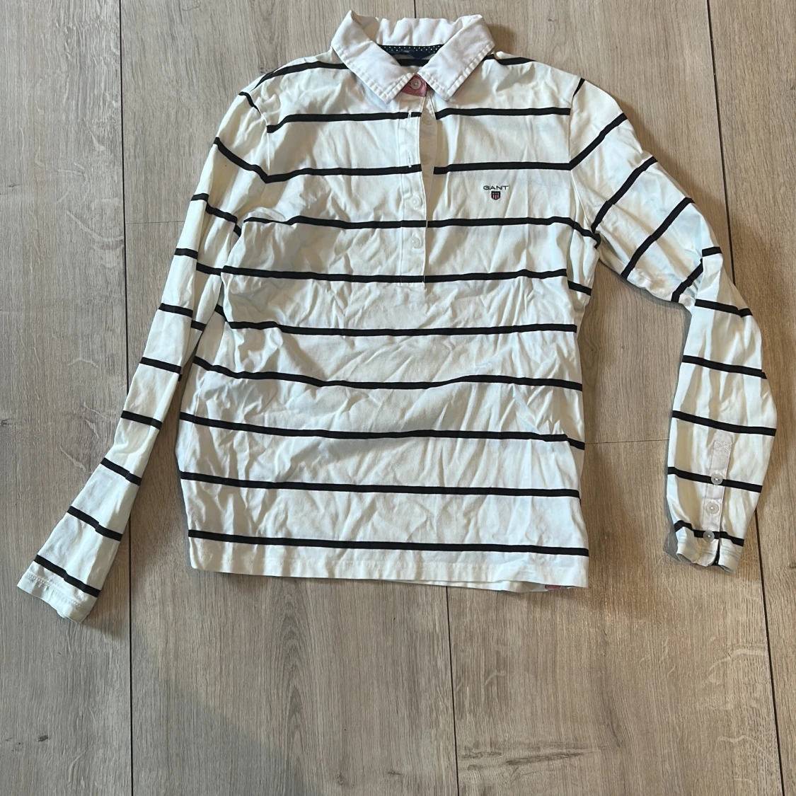 Vit och marinblå randig pikétröja från GANT