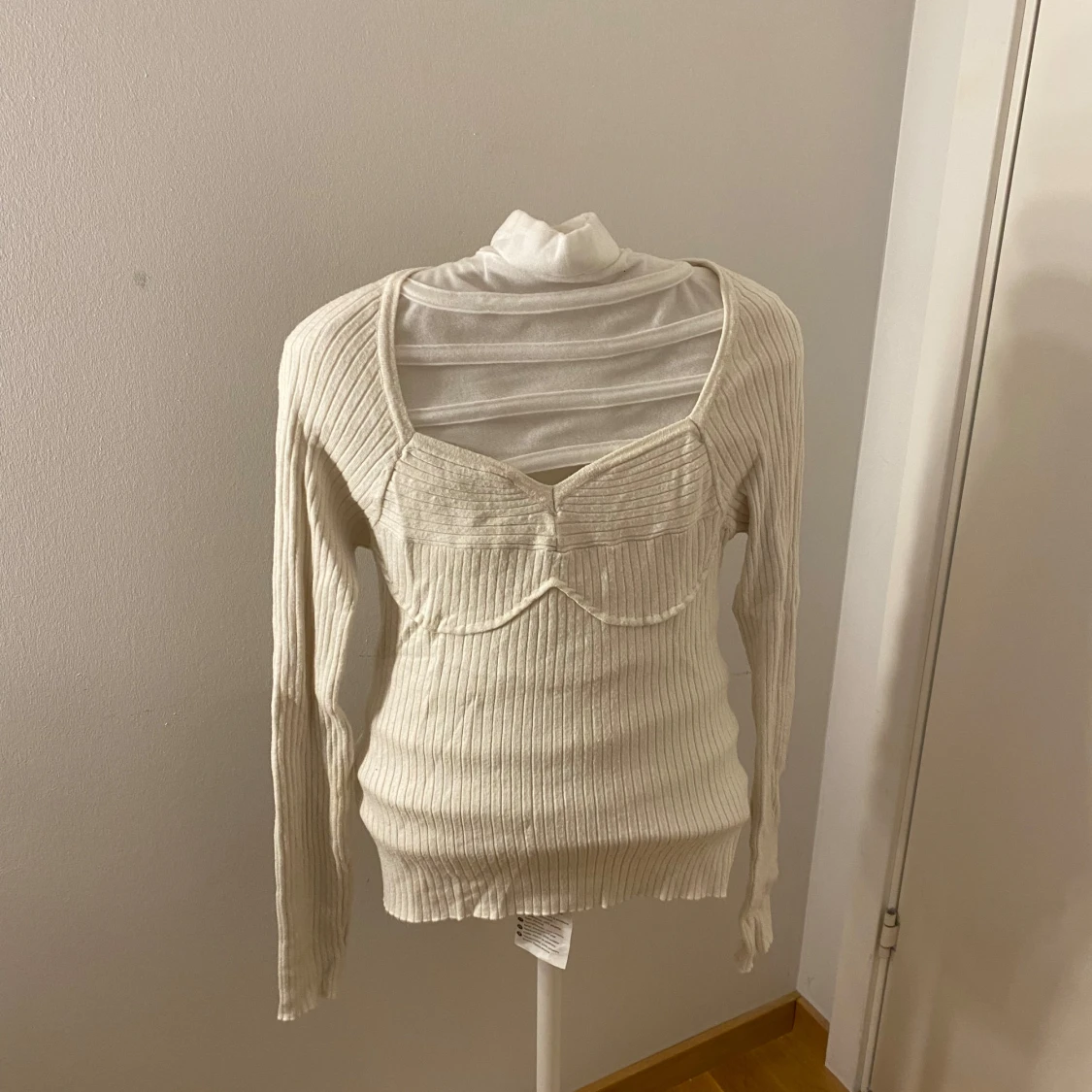 Ribbad vit långärmad topp med bystdetalj