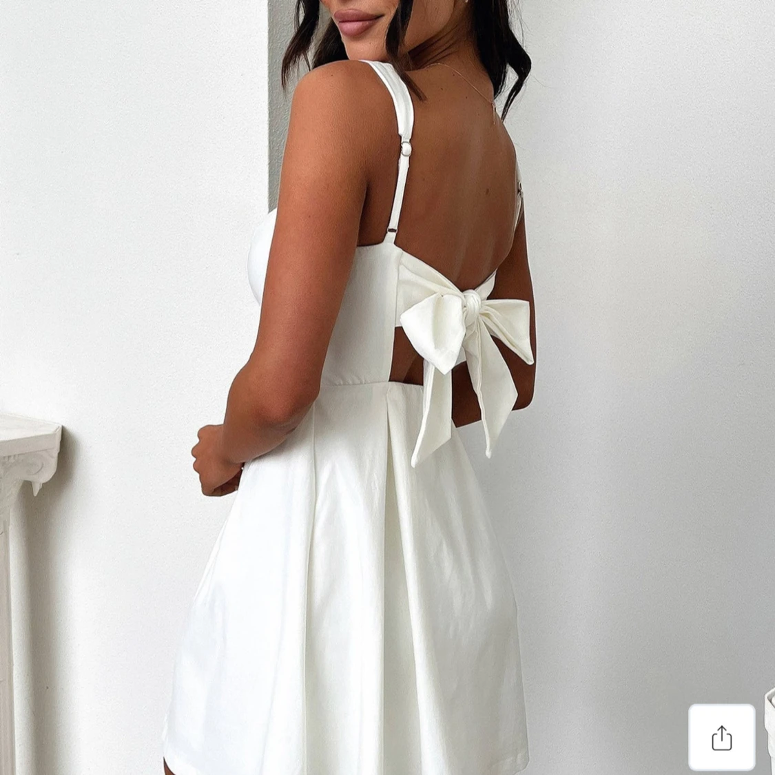 Vit kort klänning med rosett i ryggen