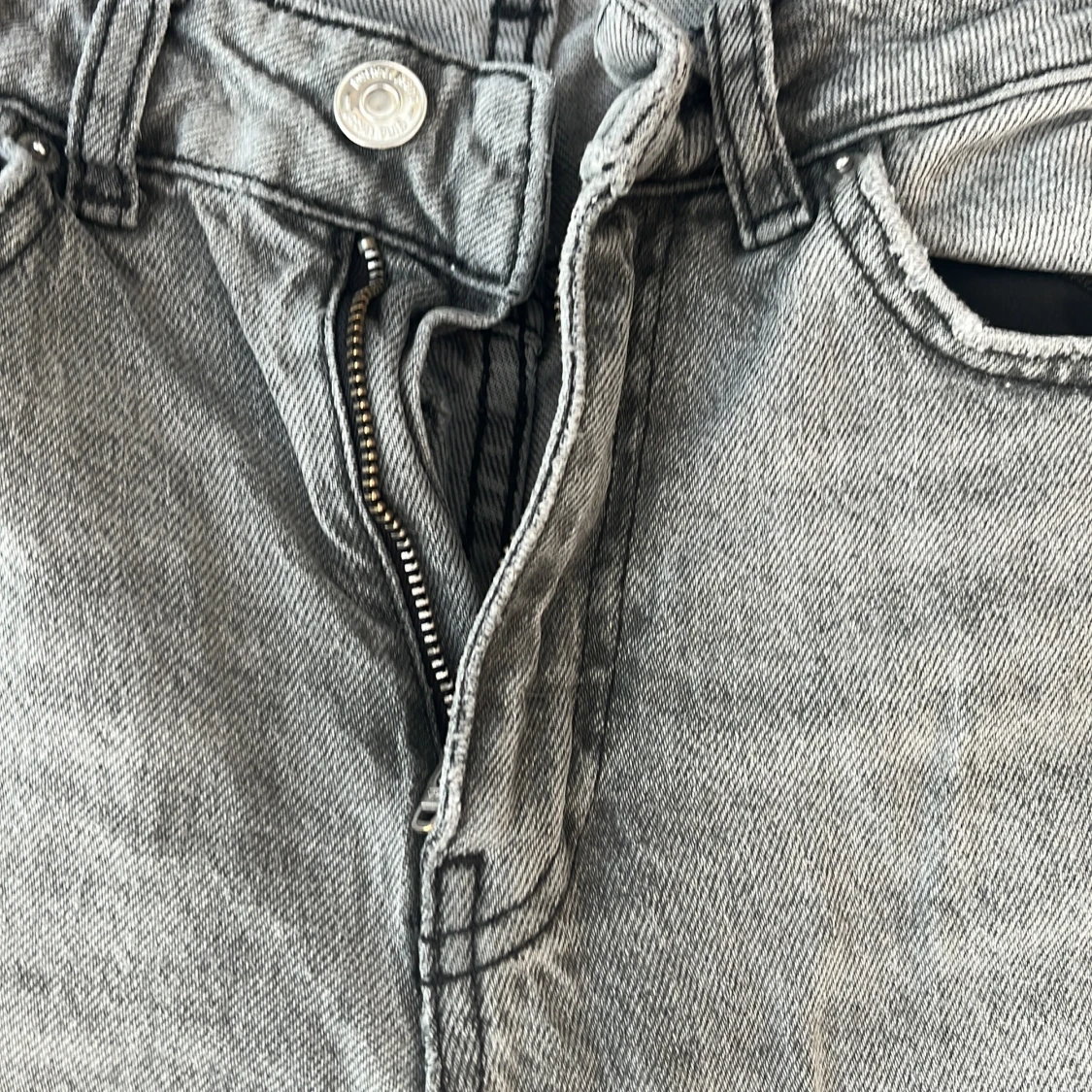 Grå jeans från gina tricot välj pris - 2