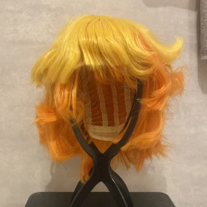 Zenitsu peruk - Säljer en cosplay peruk som jag dåligt försökte styla för att passa karaktären några år sedan men den går säkert att rädda om någon har bra skills med styling😭