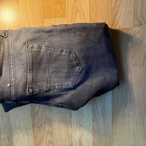 Tiger of sweden jeans - Säljer ett par mörkgråa Tiger of sweden jeans i ett bra skick. Dem är i W28 och L34. Dem liknar George i passform.