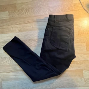 Tiger of sweden jeans - Säljer ett par svarta jeans från tiger of sweden i ett väldigt bra skick. Jeansen är i modellen evolve. Dem är i storlek W28/L30. Skriv till mig vid frågor eller minsta fundering.❤️🤩