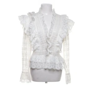 Spets blus - Söt vit spets blus ifrån NLT TREND,stroken 38- prislapp sitter kvar