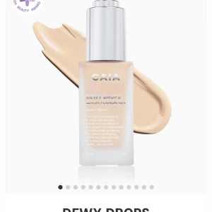 CAIA Dewy Drops Serum Foundation 10C - Foundation från CAIA i nyansen 10C, mycket ljus med kall underton. Flytande formula i glasflaska med pump, ger en naturlig och återfuktad finish. Säljer då den är för ljus i färgen. Aldrig använd!💕
