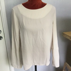 Blus ginatricot Strl: 38 - Långärmad blus i polyester. Katter finns i hemmet!